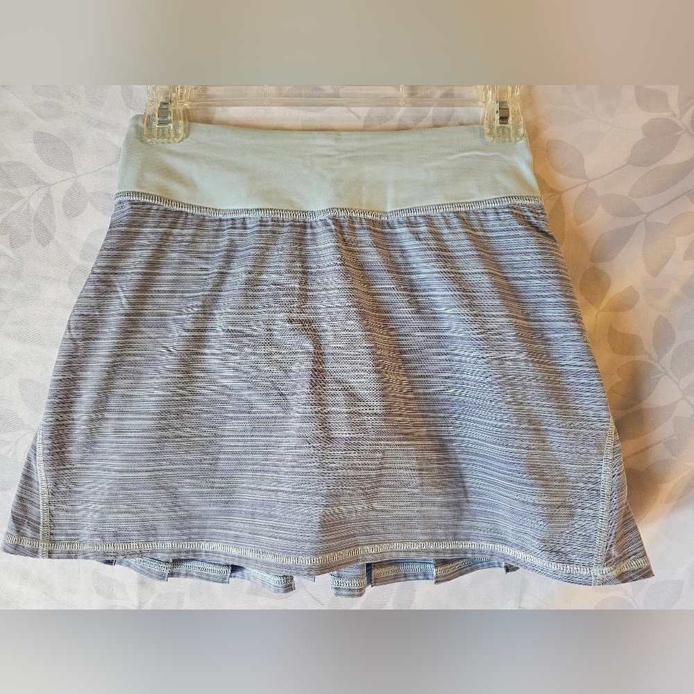 LULULEMON GRAY / GREEN PACE SETTER, TENIS SKIRT SIZE  2